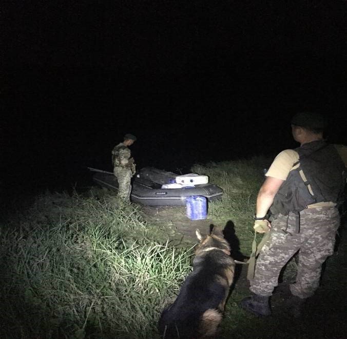 На границе с Молдавией поймали контрабандиста, который пытался переправить через Днестр 43 канистры спирта, - ГПСУ