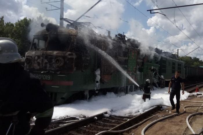 На Харьковщине во время движения загорелся тепловоз (ФОТО)