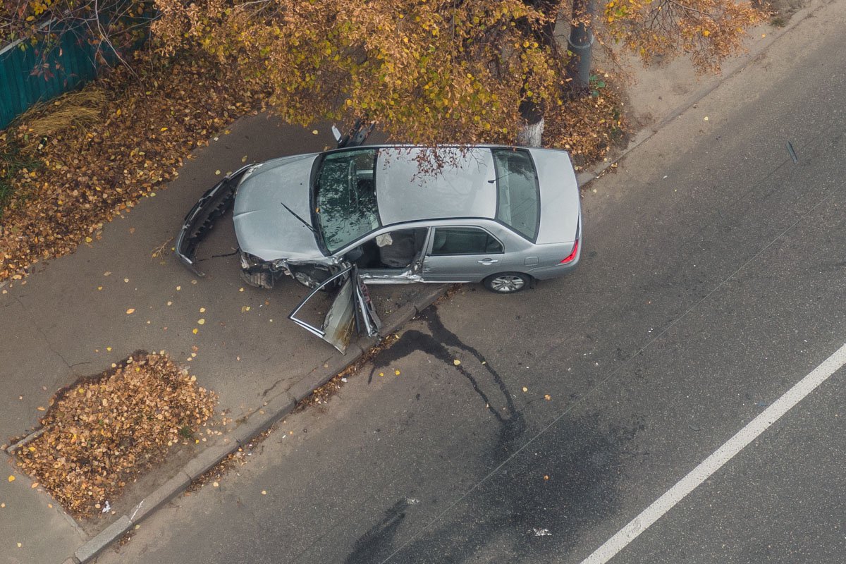 На столичном проспекте Лобановского Mitsubishi протаранил три автомобиля и вылетел на тротуар
