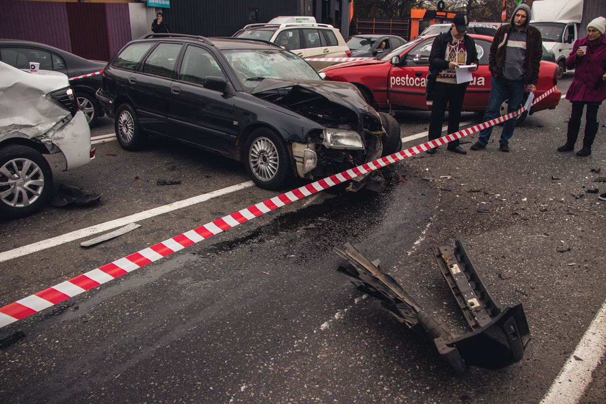 На столичном проспекте Лобановского Mitsubishi протаранил три автомобиля и вылетел на тротуар