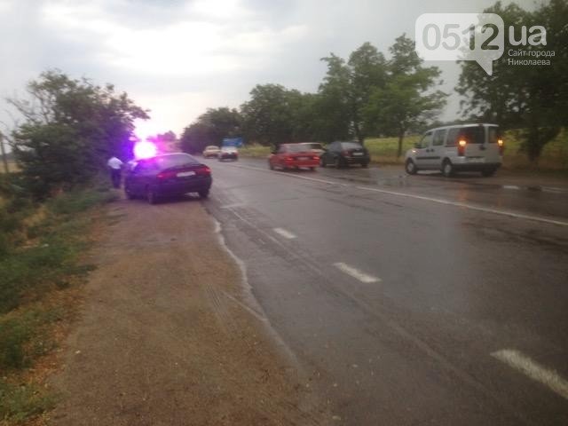 На трассе под Николаевом конфликт закончился стрельбой, ранены два человека