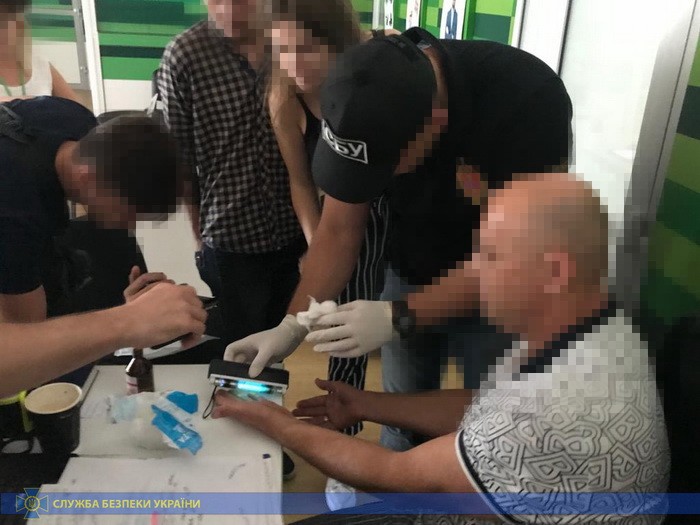 На взятке в 45 тыс. грн поймали менеджера «ПриватБанка» в Одессе (ФОТО)