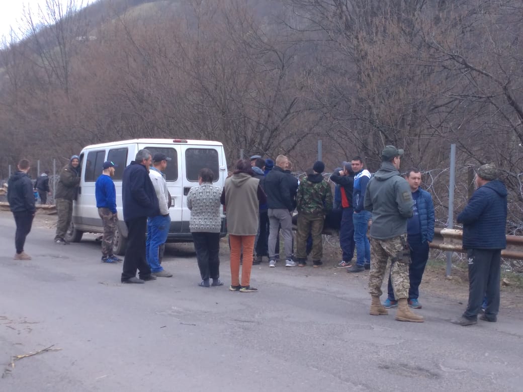 На Закарпатье местные жители противодействуют установке забора на границе с Румынией