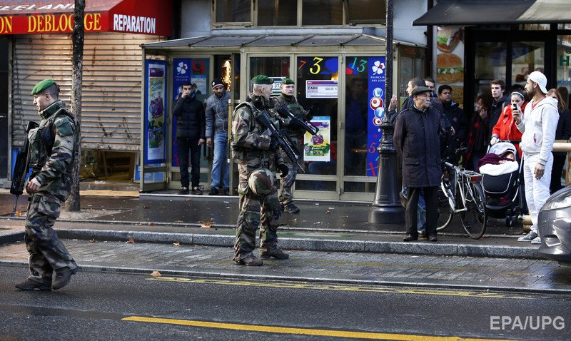 Нападавший на полицейский участок в Париже оказался 20-летним бездомным