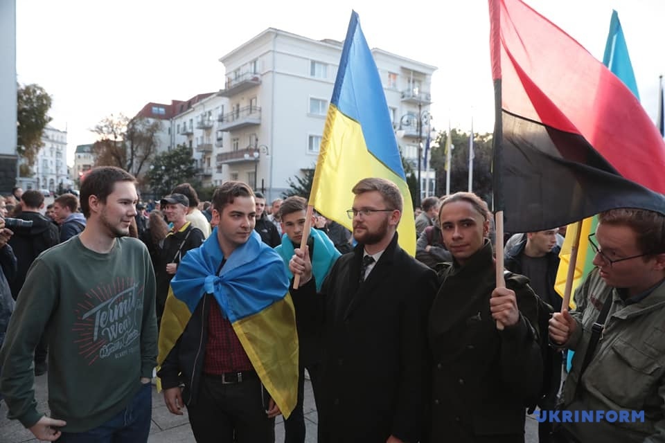 Нет капитуляции: тысяча митингующих пикетировали Офис Президента (ФОТО)