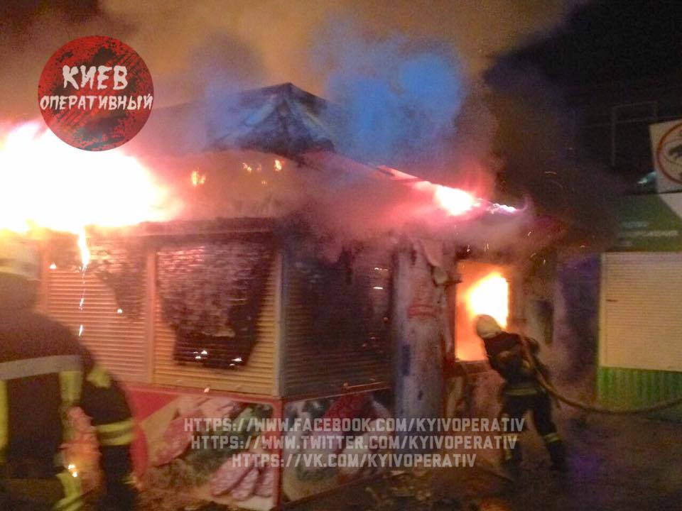 Ночью на Оболони пожар уничтожил киоск
