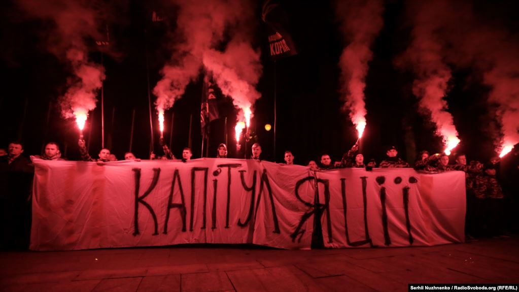 Ночью в Киеве собралось два митинга против «формулы Штанмайера» (ФОТО, ВИДЕО)