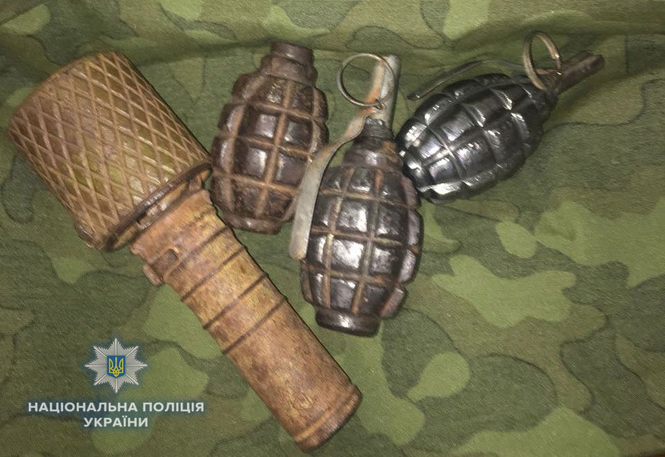 От холодного оружия до артснарядов: В квартире жителя Ровно нашли склад оружия