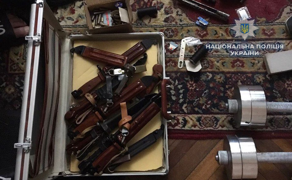 От холодного оружия до артснарядов: В квартире жителя Ровно нашли склад оружия