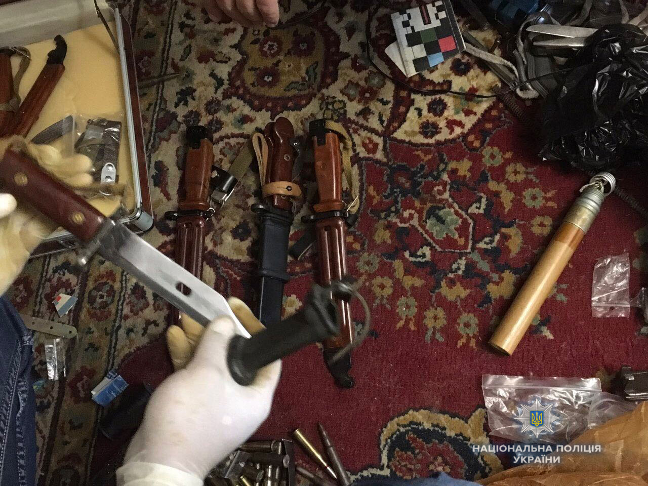 От холодного оружия до артснарядов: В квартире жителя Ровно нашли склад оружия