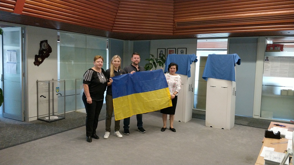 Открылся первый избирательный участок: украинцы Австралии выбирают президента (ФОТО)