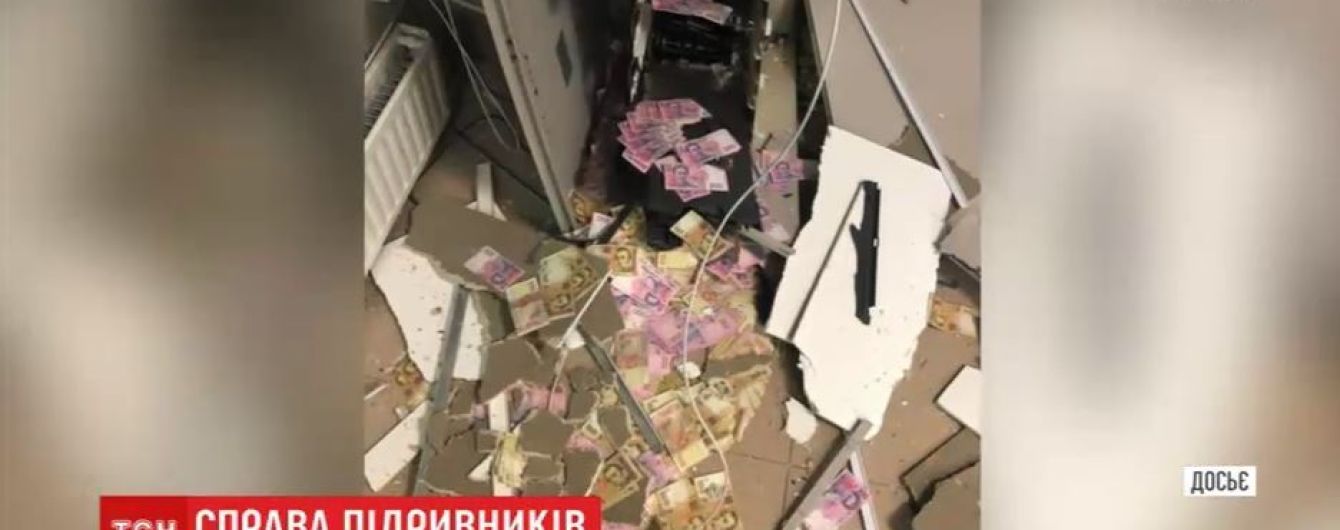 Підривники банкоматів з Дніпра лишаються на волі, бо прийшли до суду без паспортів