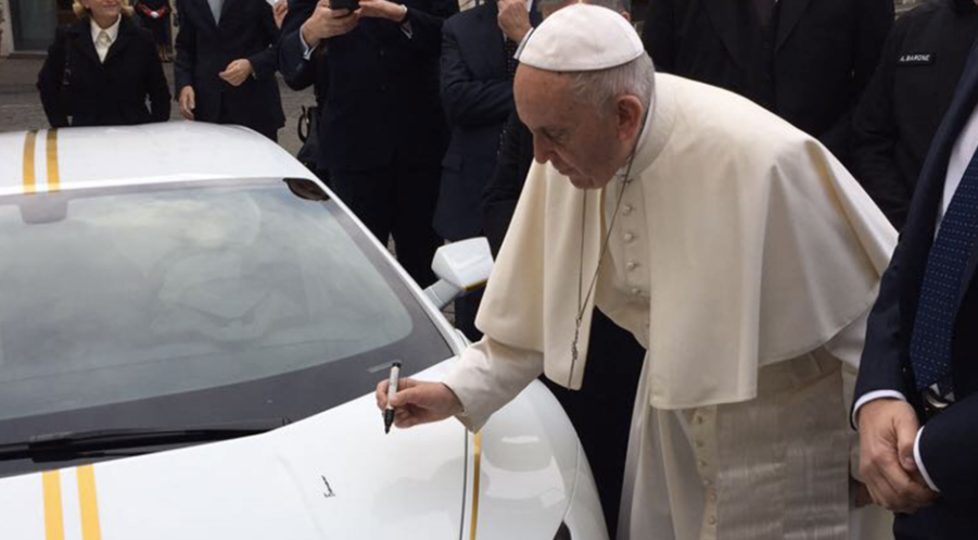Папе Римскому подарили Lamborghini