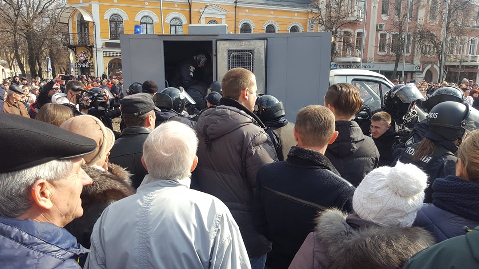 Перед митингом Порошенко в Полтаве задержали около десятка человек (фото, видео)