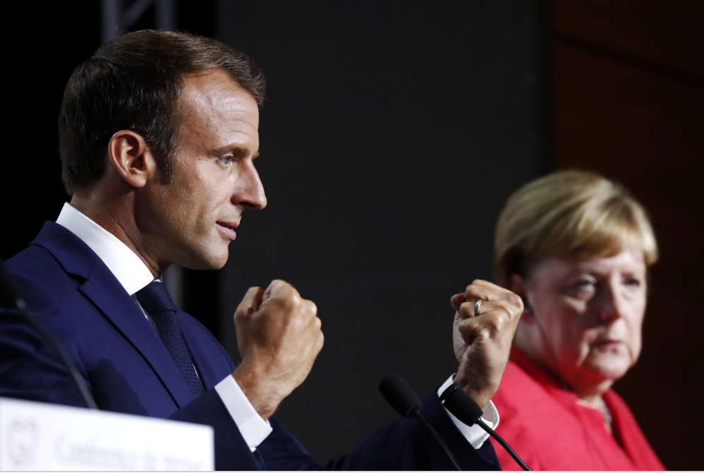 Поцелуи, протесты и неожиданные гости: Как прошел саммит G7