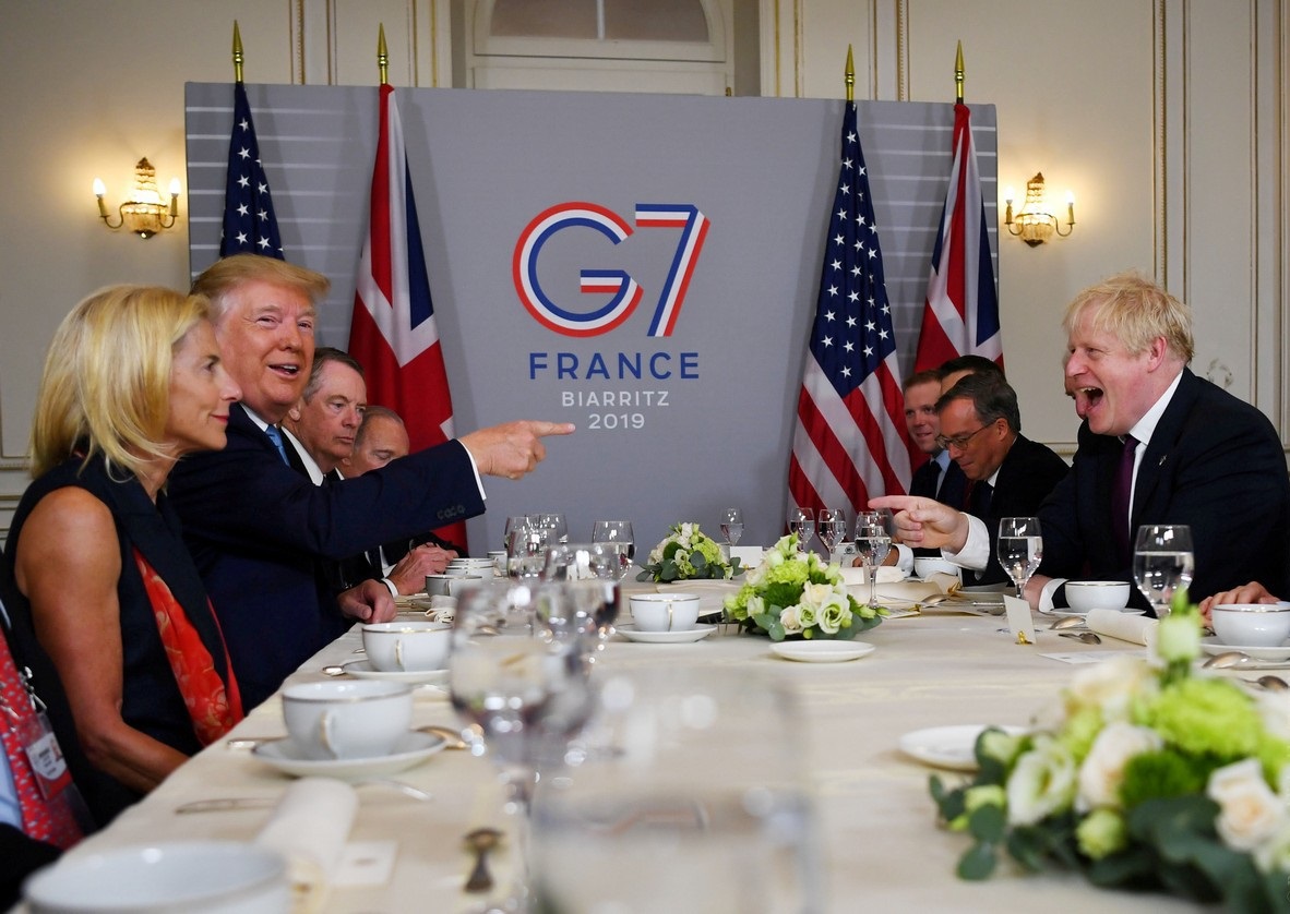 Поцелуи, протесты и неожиданные гости: Как прошел саммит G7