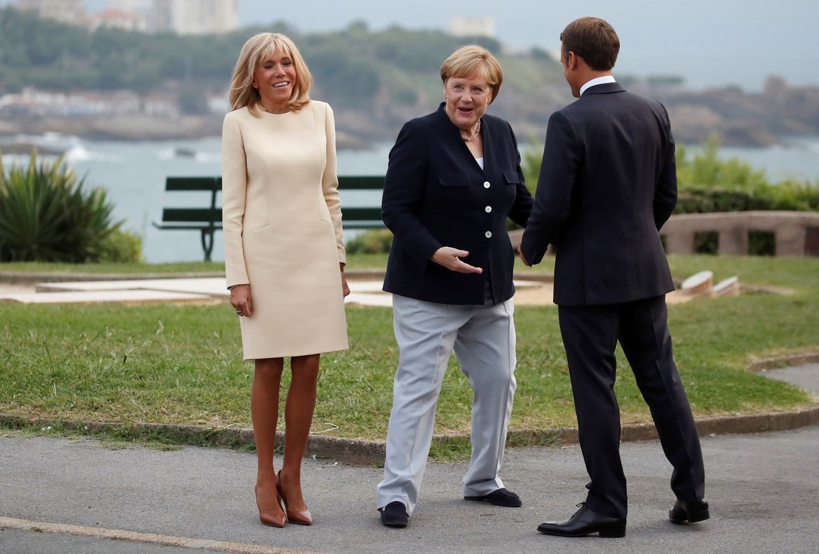 Поцелуи, протесты и неожиданные гости: Как прошел саммит G7