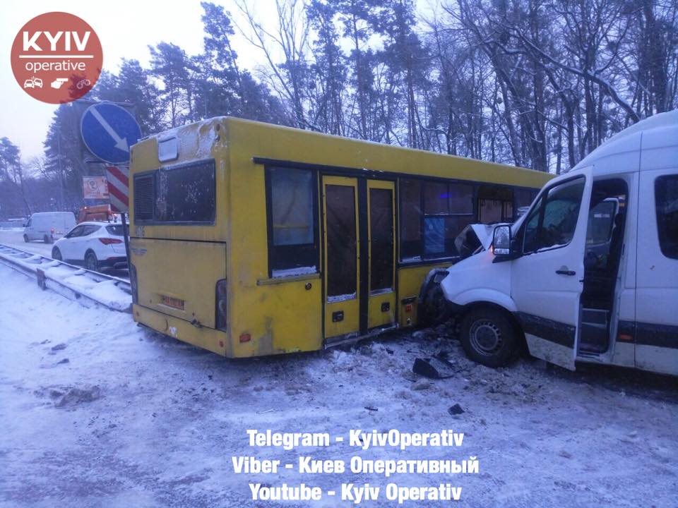 Под Киевом столкнулись автобус и маршрутка, перекрыта международная трасса