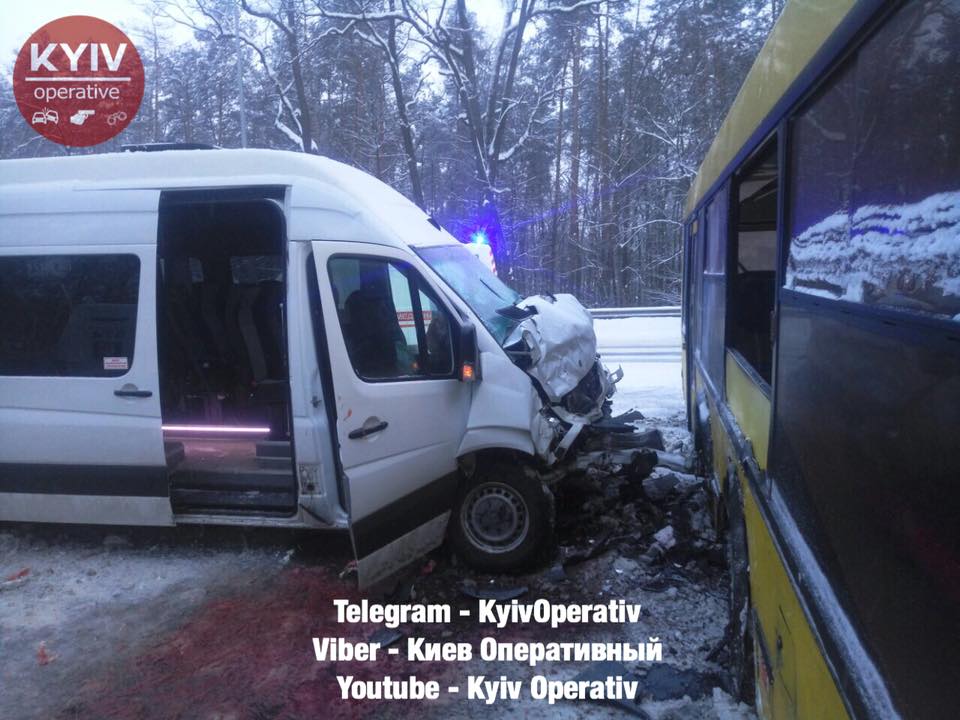 Под Киевом столкнулись автобус и маршрутка, перекрыта международная трасса