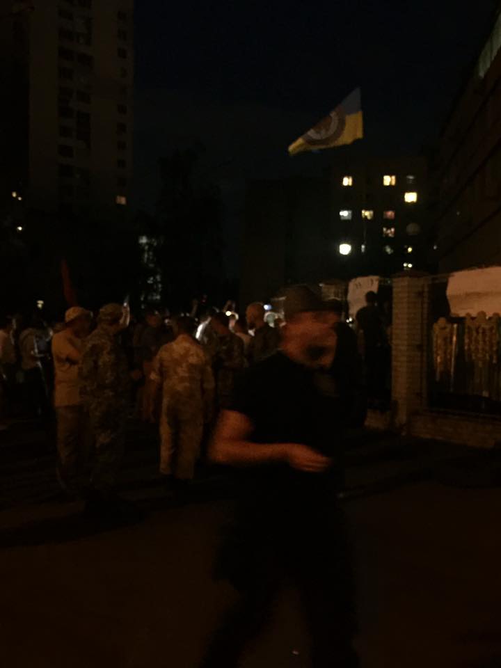 Под Оболонским судом снова завязалась драка: протестующие попытались прорвать кордон силовиков