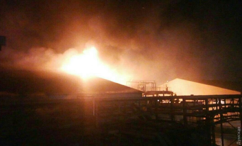 Под Одессой загорелся маслоперерабатывающий завод (фото, видео)