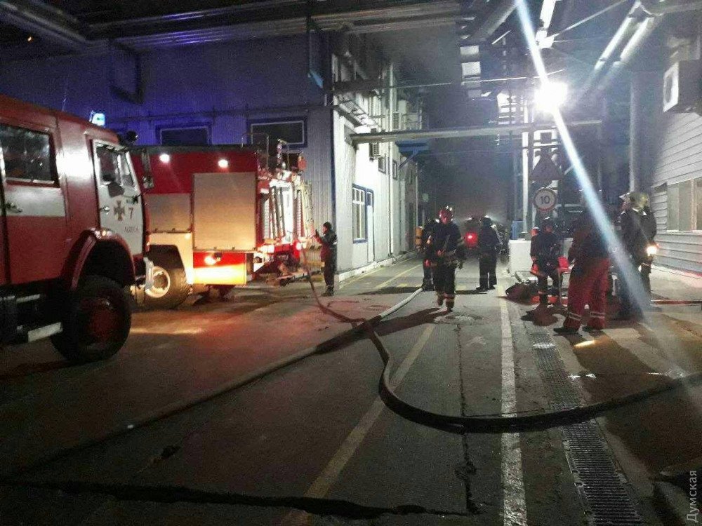 Под Одессой загорелся маслоперерабатывающий завод (фото, видео)