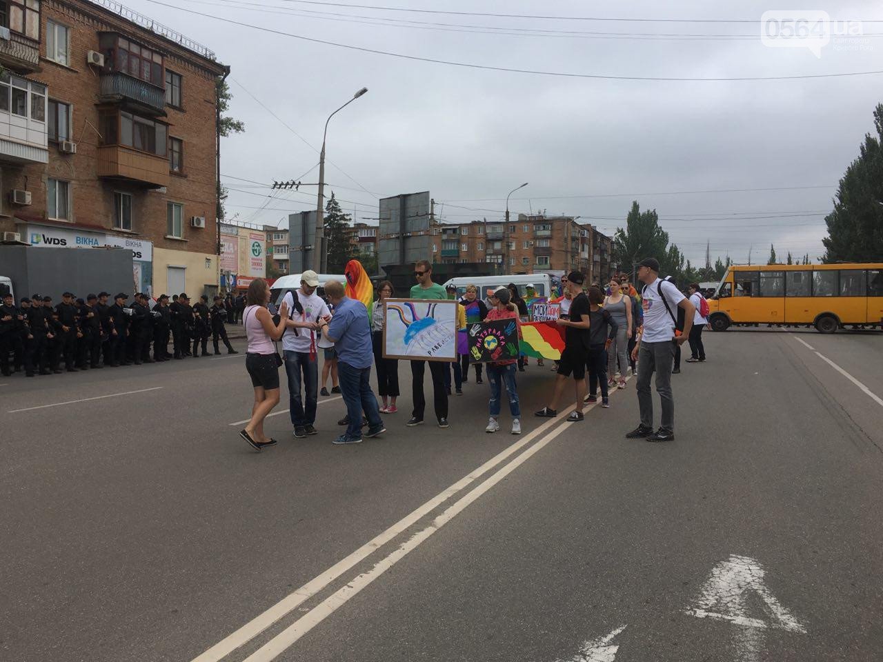 Под присмотром ОБСЕ и с радужными плакатами: В Кривом Роге впервые прошел Марш равенства