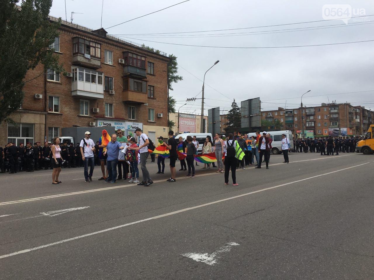 Под присмотром ОБСЕ и с радужными плакатами: В Кривом Роге впервые прошел Марш равенства