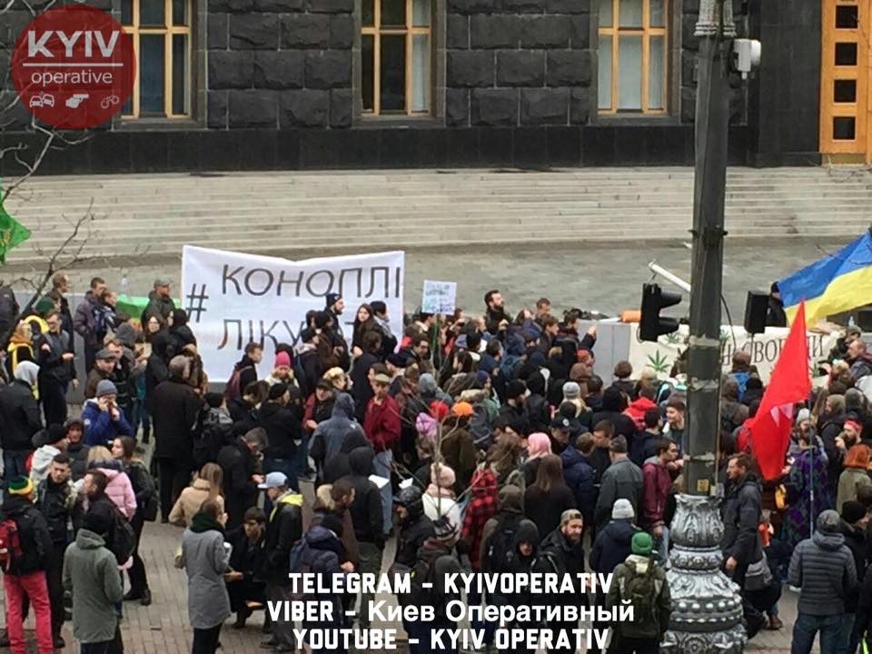 Под зданием Кабмина прошел марш за легализацию марихуаны