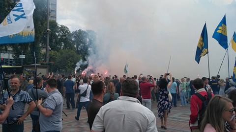 Под зданием Рады начались столкновения