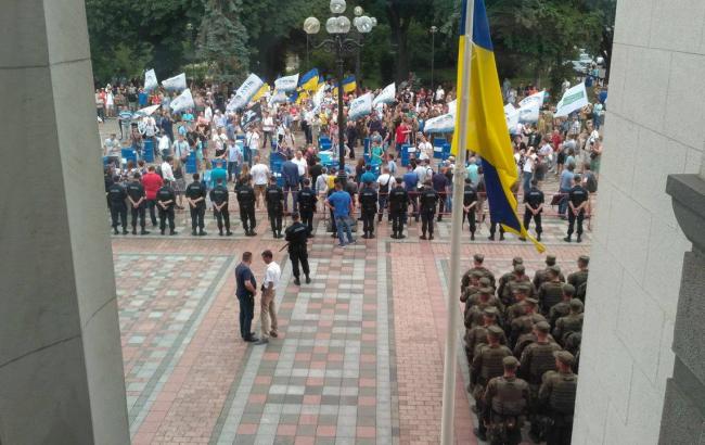 Под зданием Рады начались столкновения