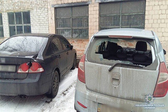 Полиция задержала мужчину, который топором разбил 13 авто во дворе Соломенского суда