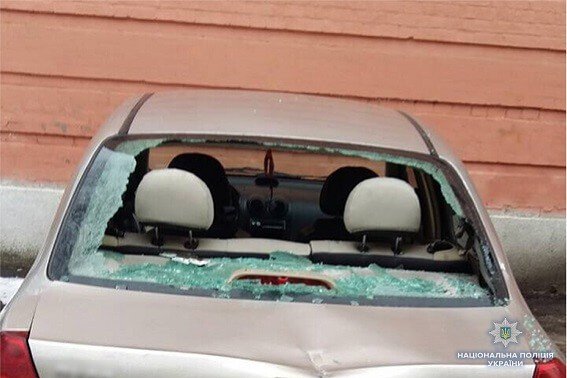 Полиция задержала мужчину, который топором разбил 13 авто во дворе Соломенского суда