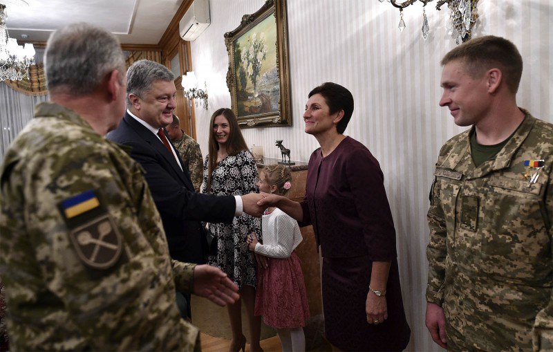 Порошенко встретился с военнослужащими-Героями Украины
