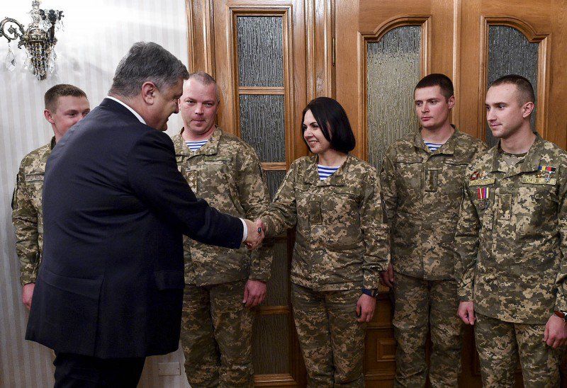 Порошенко встретился с военнослужащими-Героями Украины