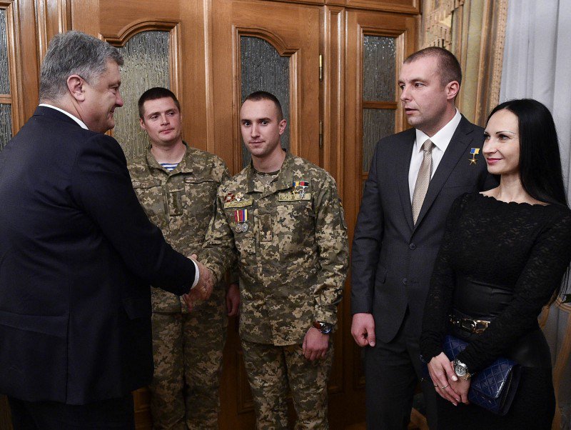 Порошенко встретился с военнослужащими-Героями Украины