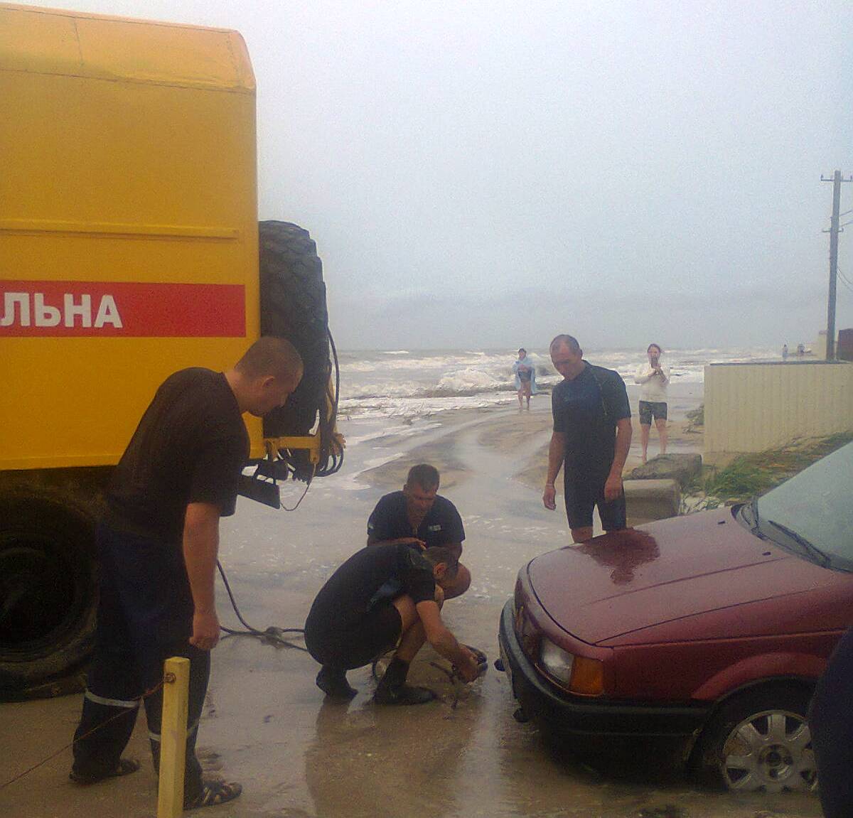 После шторма на Азовском море спасатели вытащили 36 автомобилей и спасли 86 человек