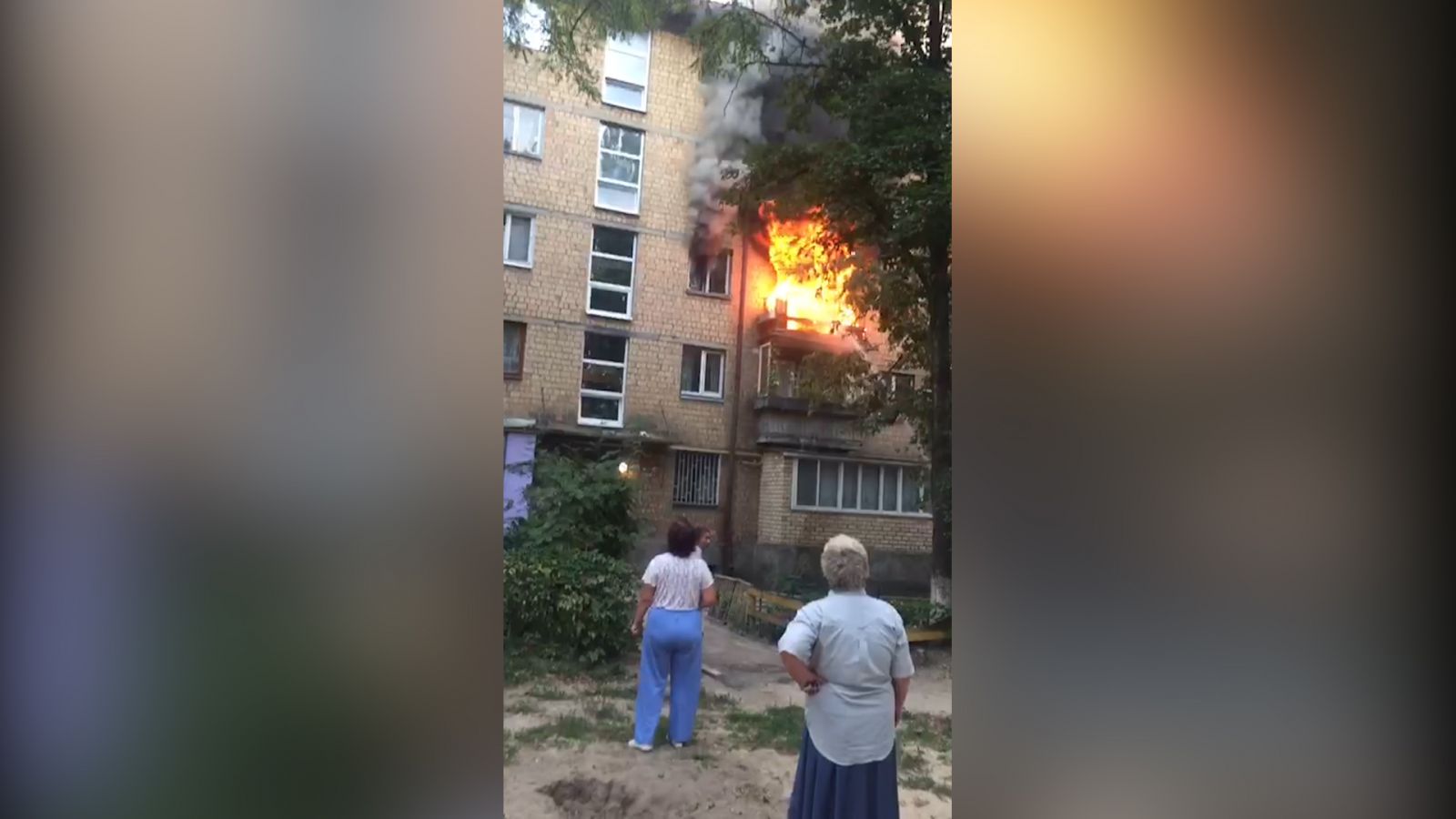 Пожар в Киеве унес жизнь женщины, мужчина выпрыгнул из окна и спасся (ФОТО, ВИДЕО)