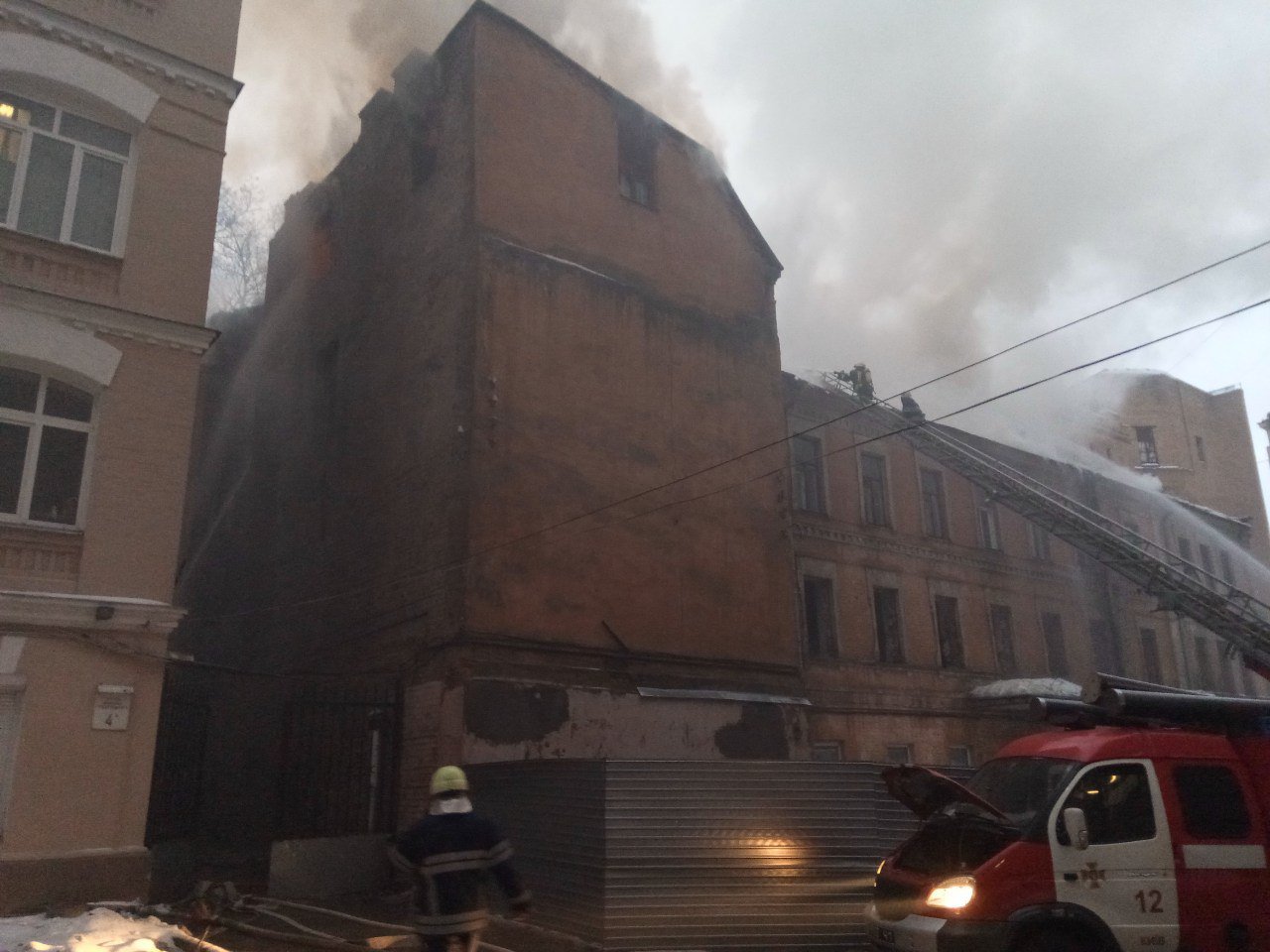 Пожар в нежилом здании в центре Киева локализован, угрозы распространения огня нет, - ГосЧС