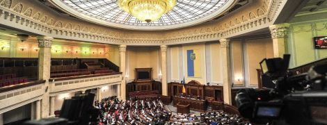 Разъяренная Джиджи Хадид силой вытолкала наглую пранкершу с подиума