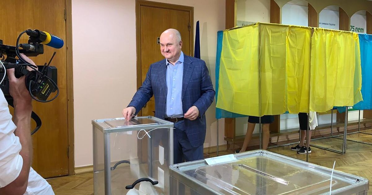 С семьями и в хорошем настроении. Как голосуют кандидаты в нардепы на парламентских выборах