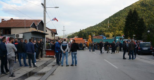 Сербы заблокировали дорогу на границе с непризнанным Косово