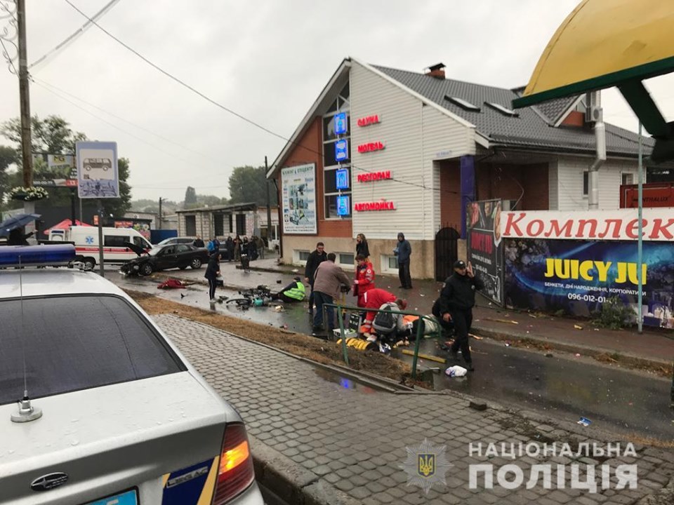 Смертельное ДТП: в Броварах полицейский врезался в остановку (ФОТО)