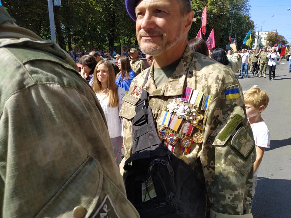 Со слезами на глазах: щемящие фото и видео с Марша защитников в Киеве