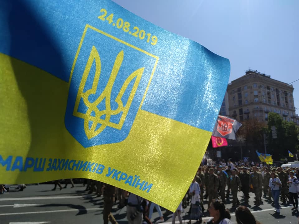Со слезами на глазах: щемящие фото и видео с Марша защитников в Киеве