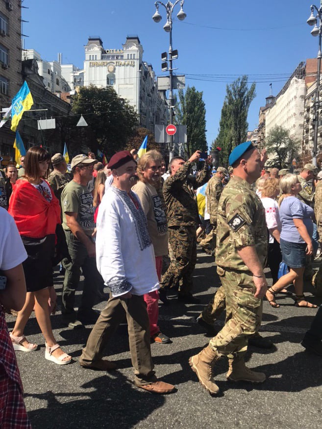 Со слезами на глазах: щемящие фото и видео с Марша защитников в Киеве