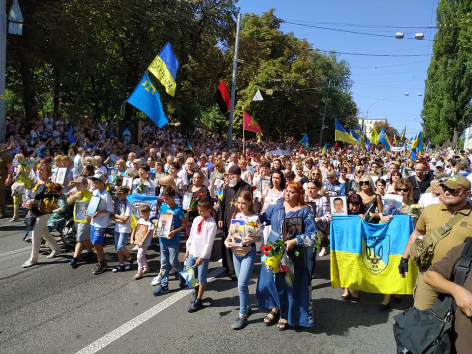 Со слезами на глазах: щемящие фото и видео с Марша защитников в Киеве
