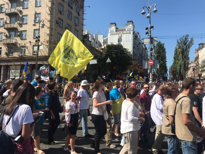 Со слезами на глазах: щемящие фото и видео с Марша защитников в Киеве