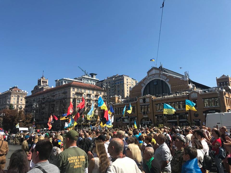 Со слезами на глазах: щемящие фото и видео с Марша защитников в Киеве
