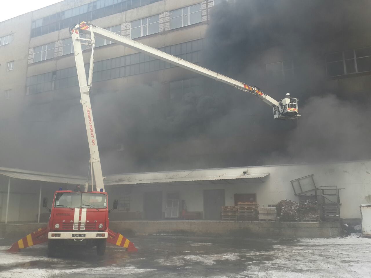 Спасатели локализовали пожар на заводе Электрон во Львове